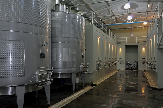 Metalen tanks voor wijnfermentatie bij de productie