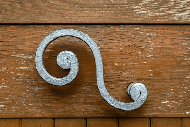 Metalen vintage oude deurknop op houten deur en Italië