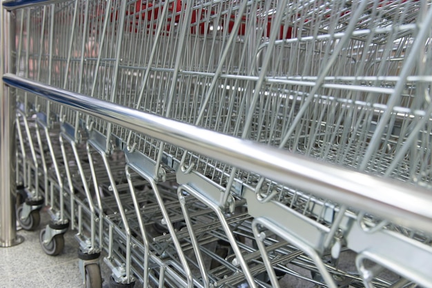 Metalen winkelkarren op onscherpe achtergrond in de buurt van de winkel