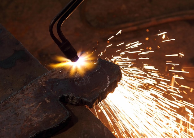 Metall cutting with acetylene welding