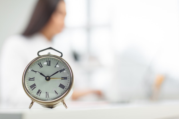 Photo metallic alarm clock on the table