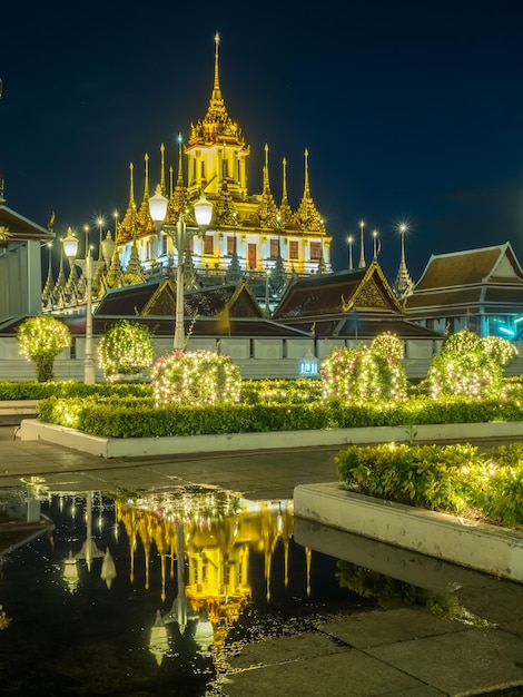 金属製の城は、タイのバンコクに水からの反射で世界で最後の場所に1つだけ残しました