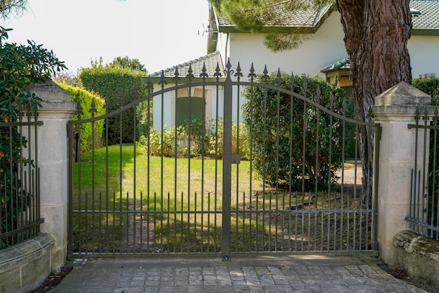 Foto metallo classico vecchio acciaio nero vintage metallo casa retro cancello di proprietà di accesso