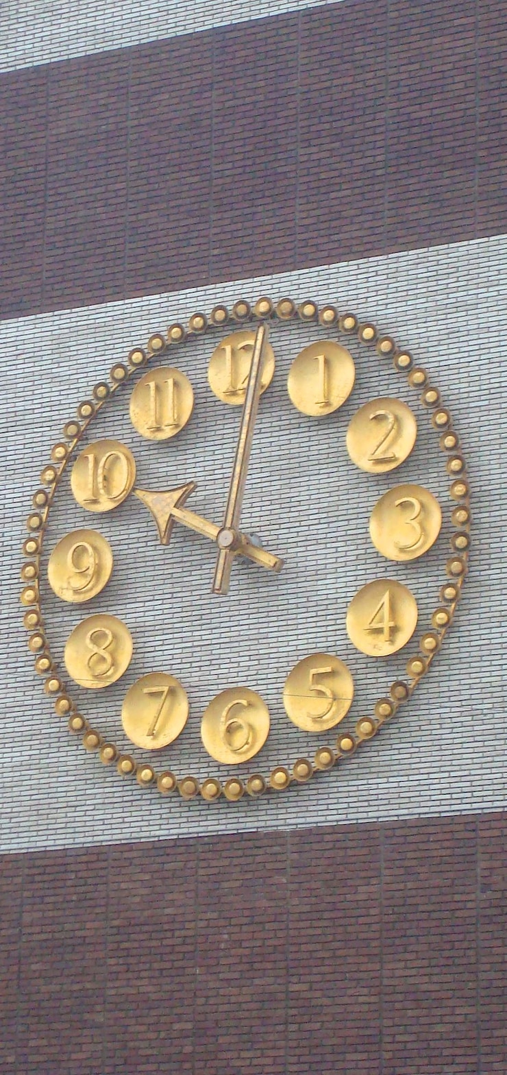 फोटो metallic clock on wall