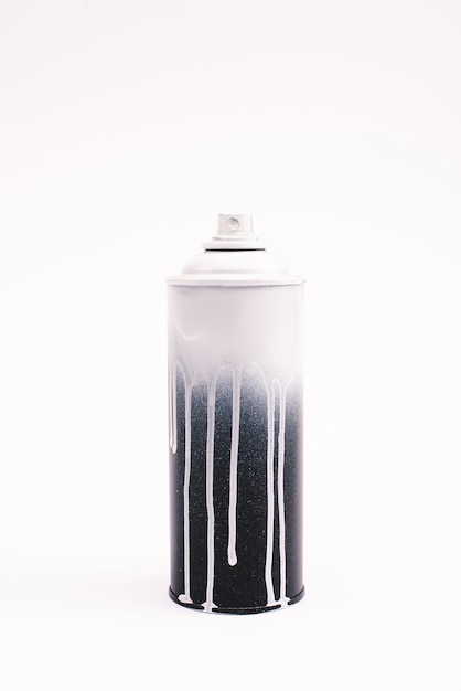 Metallic graffiti verf fles geïsoleerd op wit
