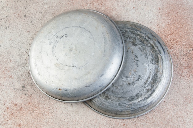 Metallic plates for scales on a concrete table