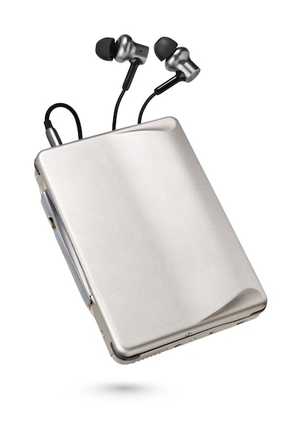 이어폰 및 카세트 테이프가 흰색 표면에 절연 금속 휴대용 플레이어