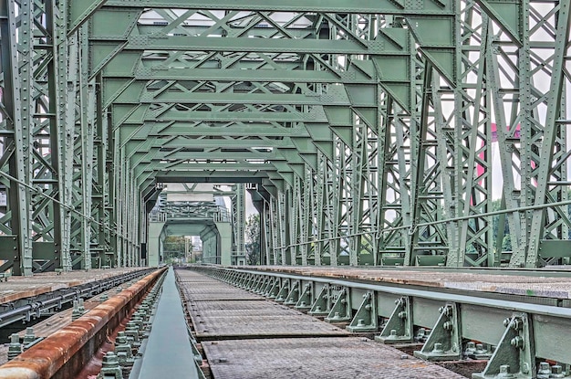 Photo metallic railway bridge in city