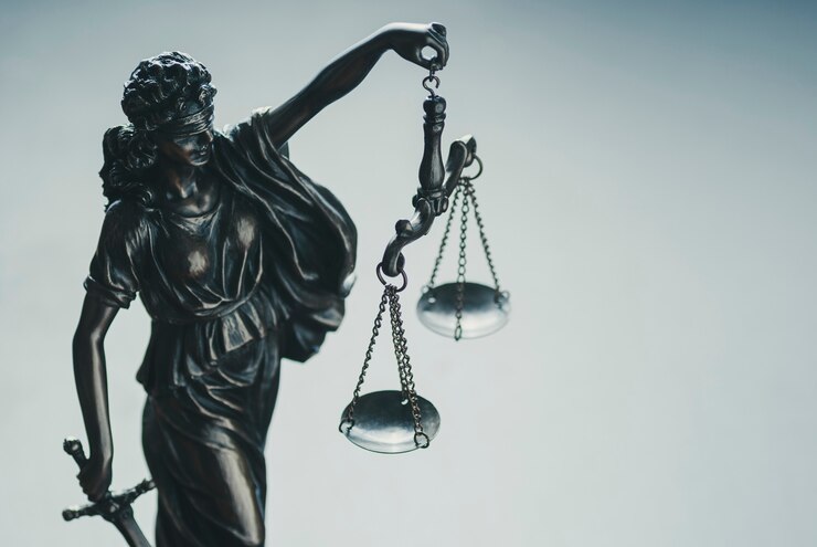 Photo metallic silver statue of justice holding scales