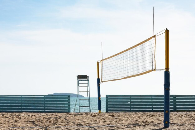 Photo metallic structure on beach against sky