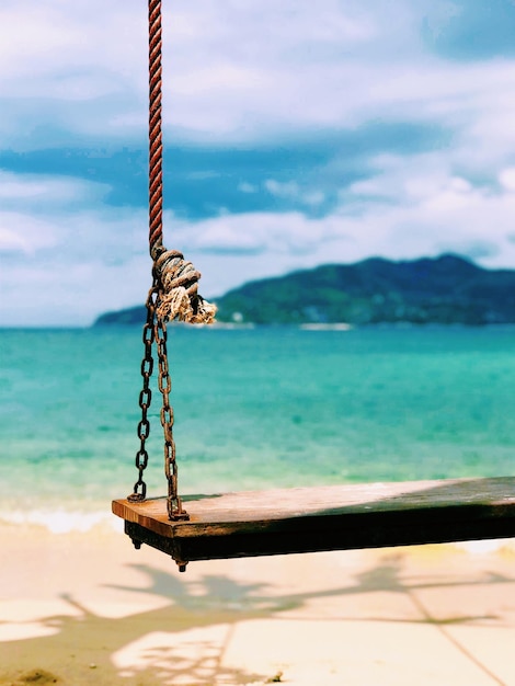 写真 空と対照的に海上の金属構造