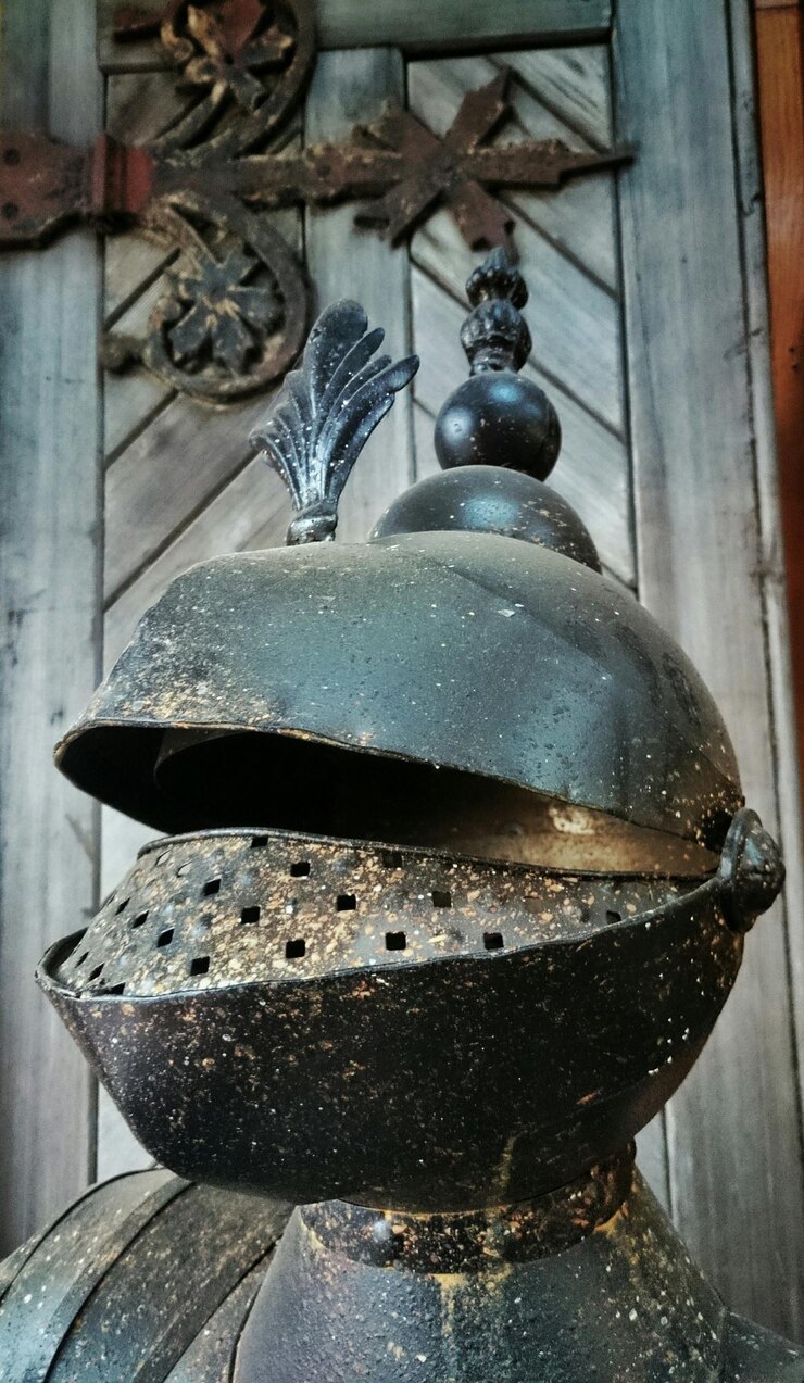 Photo metallic suit of armor against wall