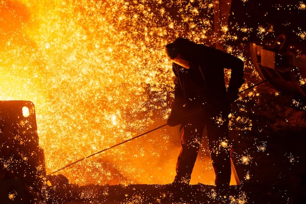 Foto metallurgist aan het werk