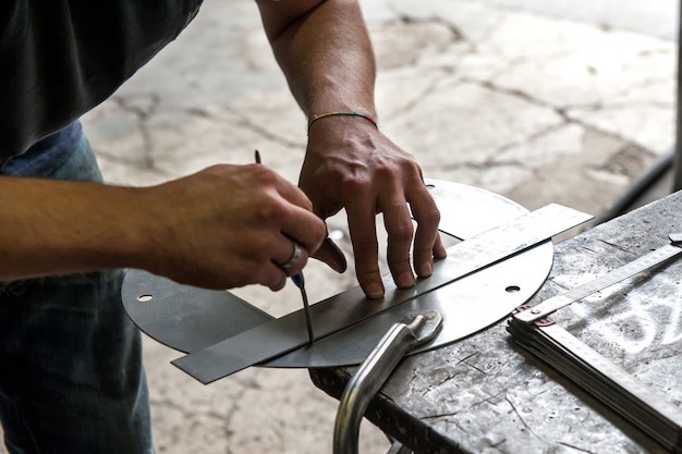 Foto lavoratore dei metalli che misura con precisione