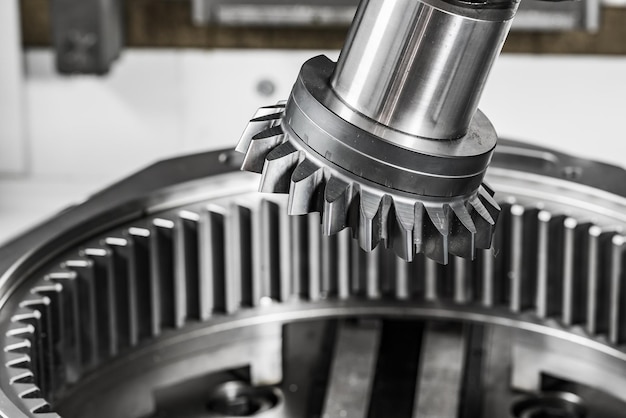 Foto fresatrice cnc per la lavorazione dei metalli. tecnologia di lavorazione moderna del metallo di taglio. piccola profondità di campo. avvertenza: riprese autentiche in condizioni difficili. un pochino di grana e magari sfocato.