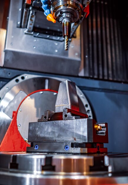 Foto fresatrice cnc per la lavorazione dei metalli. taglio del metallo moderna tecnologia di lavorazione. profondità di campo ridotta. avvertimento: riprese autentiche in condizioni difficili. un po' di grana e forse sfocato.