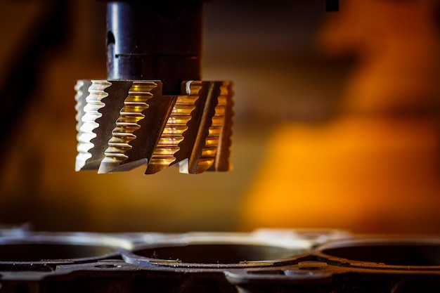 金属加工CNCフライス盤。切削金属の最新の加工技術。