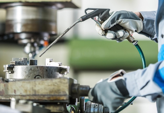 Foto manutenzione del tornio per la lavorazione dei metalli