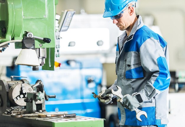 Foto meccanico di macchine per la lavorazione dei metalli