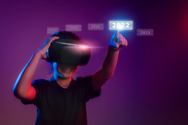 メタバースおよびブロックチェーンテクノロジーの概念。 VRメガネ、GameFi、2022でメタバース仮想デジタルテクノロジーゲームコントロールの経験を楽しんでいる人