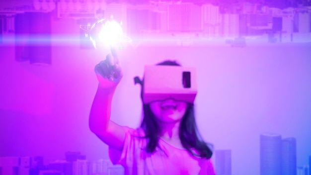 Tecnologia del mondo cibernetico digitale di metaverse, bambina con occhiali vr per realtà virtuale che giocano a giochi e intrattenimento di realtà aumentata ar,