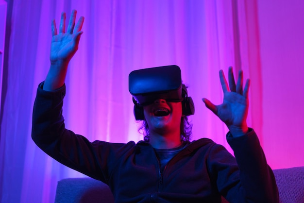 Metaverse technologieconcept Man draagt een VR-bril en heeft plezier om ervaring aan te raken in de virtuele wereld