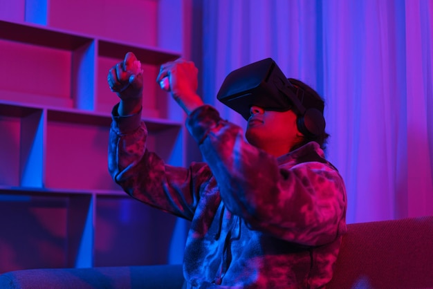 Концепция технологии метавселенной Человек в очках виртуальной реальности и играющий в автомобильные игры в виртуальном мире