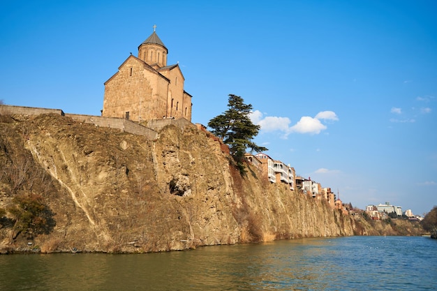 Metekhi-kerk en het ruiterstandbeeld van koning vakhtang gorgasali in tbilisi