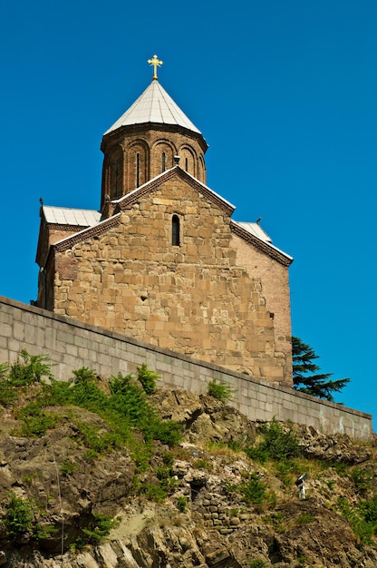 Metekhi-kerk in Tbilisi, de hoofdstad van Georgië