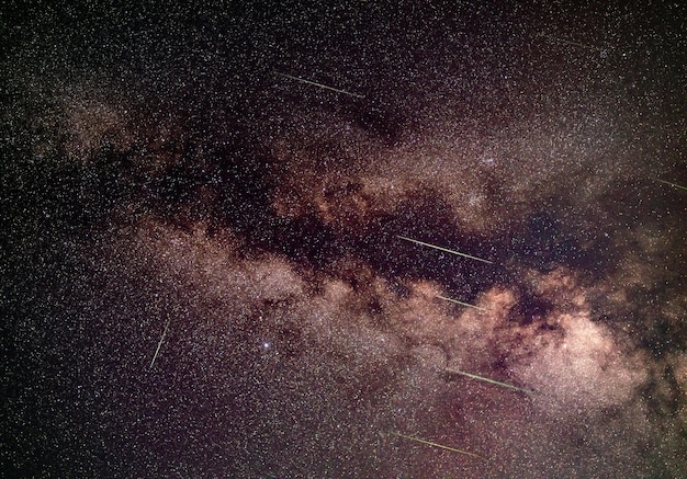 Photo meteor shower over milky way in region of aquila constellation - long exposure photo.