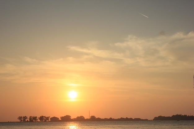 ビーチの夕日の流星