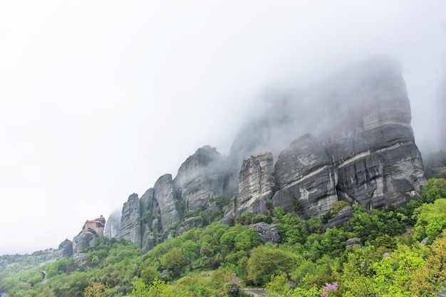 Meteora bergen in Griekenland tijdens regen bewolkte hemel