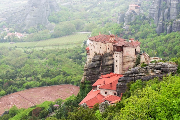 山の曇り空を背景にギリシャの修道院のメテオラ