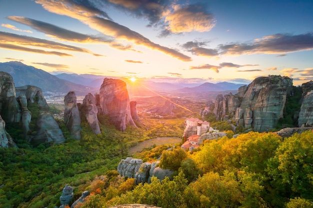 写真 メテオラ・ギリシャ パノラマ風景 ロマンチックな日没と本当の太陽