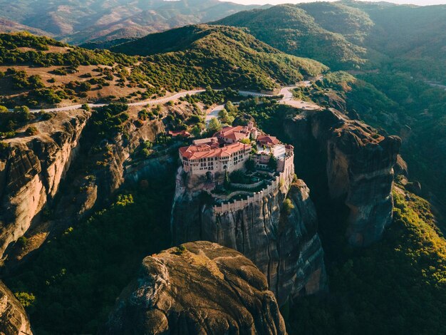 メテオラ修道院の空撮テッサリア山脈ギリシャ