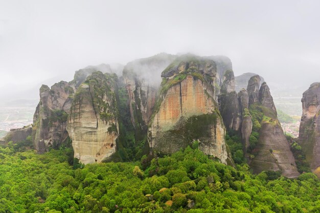 雨の曇り空の間にギリシャのメテオラ山