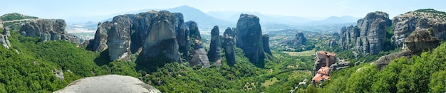 Meteora rotsachtige kloosters zomerpanorama