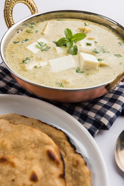 Methi Malai Paneer of Romige Fenegriek & Kwark Curry, Populair Noord-Indiaas recept, geserveerd in Karahi met Roti/Paratha, selectieve focus