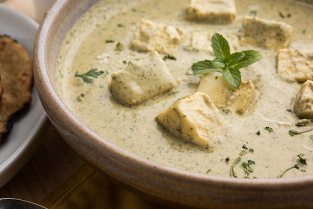 Methi Malai Paneer of Romige Fenegriek & Kwark Curry, Populair Noord-Indiaas recept, geserveerd in Karahi met Roti/Paratha, selectieve focus