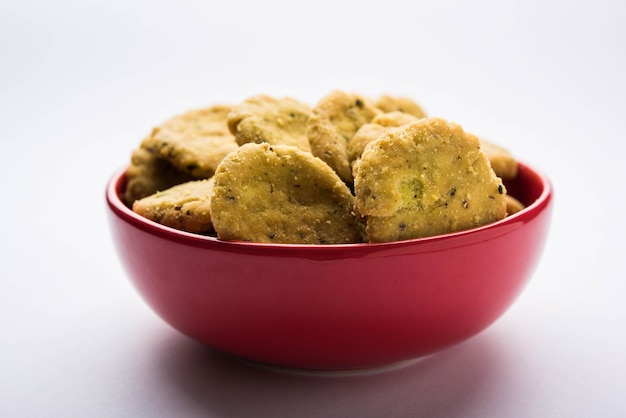 Methi Mathri is een Rajasthani Indiase theetijdsnack en een soort schilferig koekje.