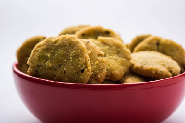 Methi Mathri is een Rajasthani Indiase theetijdsnack en een soort schilferig koekje.