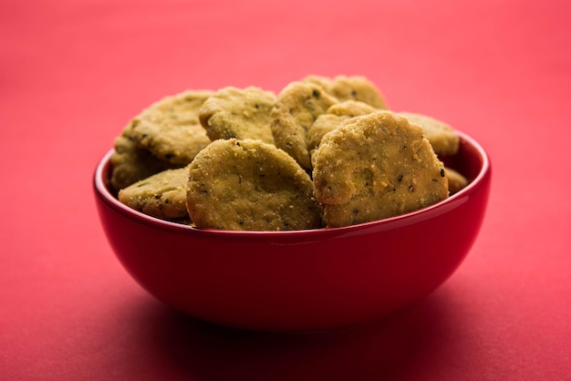 Methi Mathri is een Rajasthani Indiase theetijdsnack en een soort schilferig koekje.