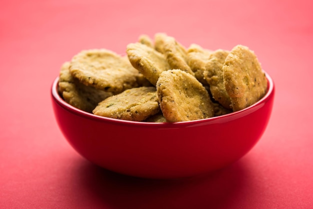 Methi Mathri is een Rajasthani Indiase theetijdsnack en een soort schilferig koekje.