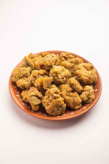 Methi Mathri of Palak Mathiya, Indiase snack gemaakt van fenegriek of spinaziebladeren met maisbodem