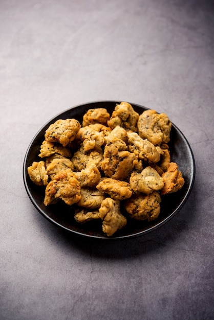 Methi Mathri or Palak Mathiya, Indian snack made using fenugreek or spinach leaves with corn floor