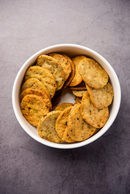 Methi Mathri 또는 Palak Mathiya, 옥수수 바닥과 함께 호로 파 또는 시금치 잎을 사용하여 만든 인도 간식