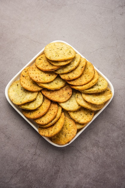 Methi Mathri 또는 Palak Mathiya, 옥수수 바닥과 함께 호로 파 또는 시금치 잎을 사용하여 만든 인도 간식