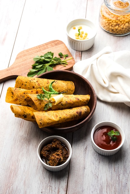 Methi Paratha of Thepla is een Indiaas plat brood gemaakt met fenegriekbladeren, selectieve focus