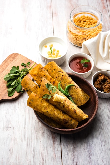 Foto methi paratha o thepla è un pane piatto indiano fatto con foglie di fieno greco, fuoco selettivo