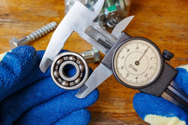 Meting van de buitendiameter van het kogellager door schuifmaat